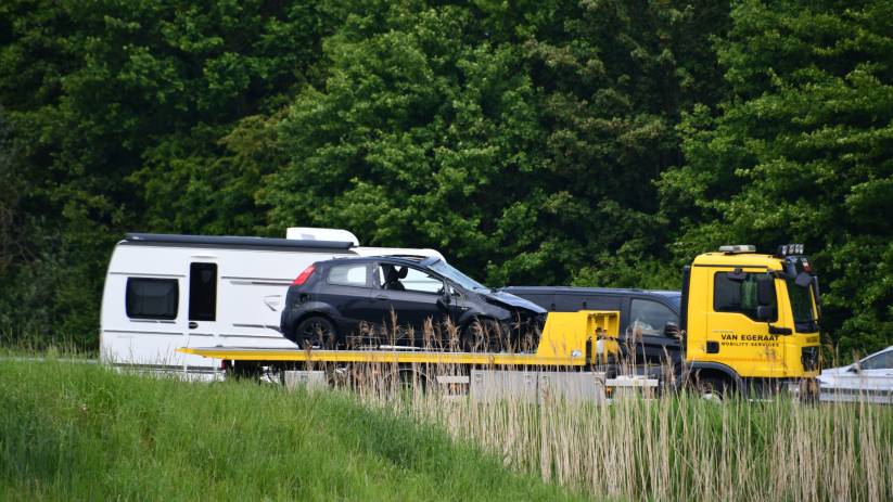 Een bergingsbedrijf heeft de auto inmiddels weggesleept.