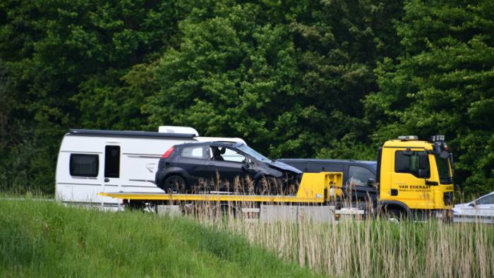 Een bergingsbedrijf heeft de auto inmiddels weggesleept.