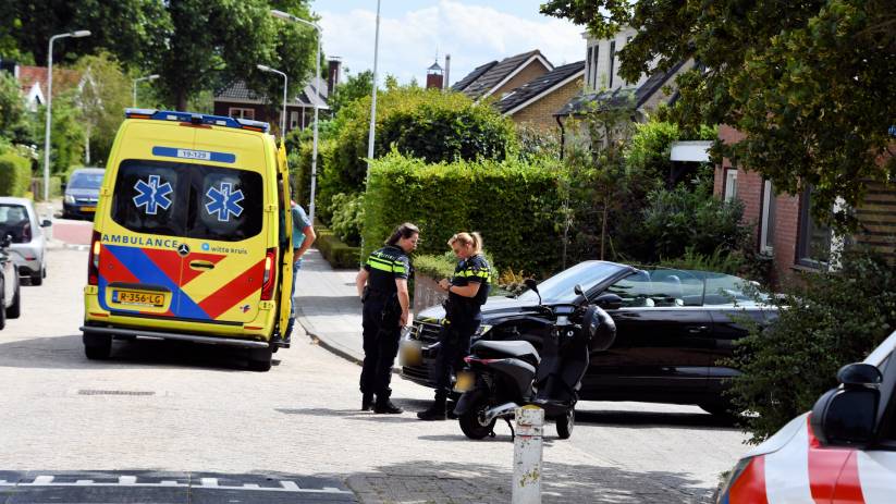 De snorfietsrijder is naar het ziekenhuis gebracht.