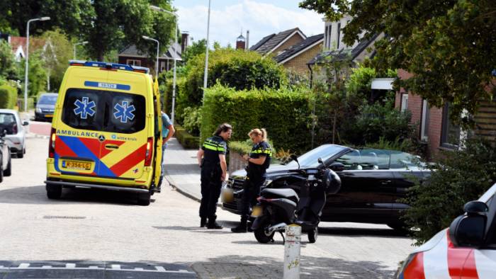 De snorfietsrijder is naar het ziekenhuis gebracht.