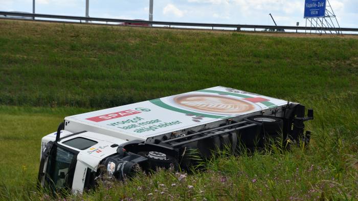 Vrachtwagen op zijkant Kruiningen