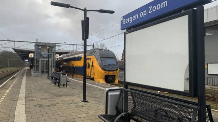 Aankomst van een trein op station Bergen op Zoom.