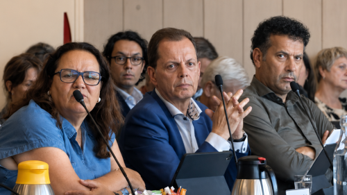 Fractievoorzitter Stan Meulblok (midden) en raadslid Gonneke de Boe van de Partij voor Goes. Rechts: fractievoorzitter SGP-CU, Henri van Koeveringe.