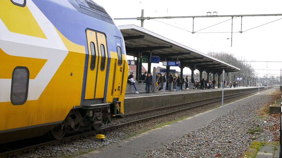 Een Zeeuwse trein komt aan op station Bergen op Zoom.