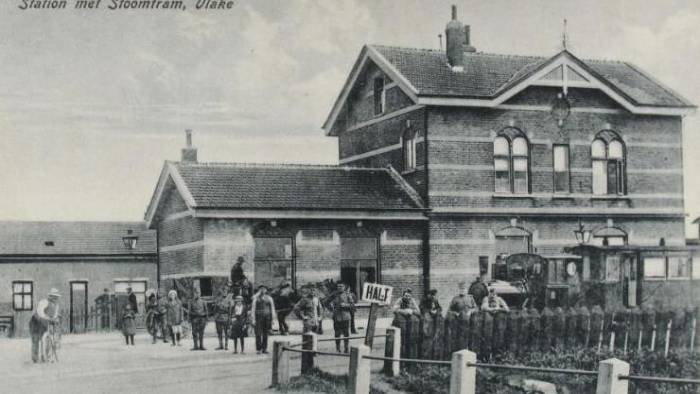 Het inmiddels verdwenen station Vlake, met de halte voor de stoomtram.