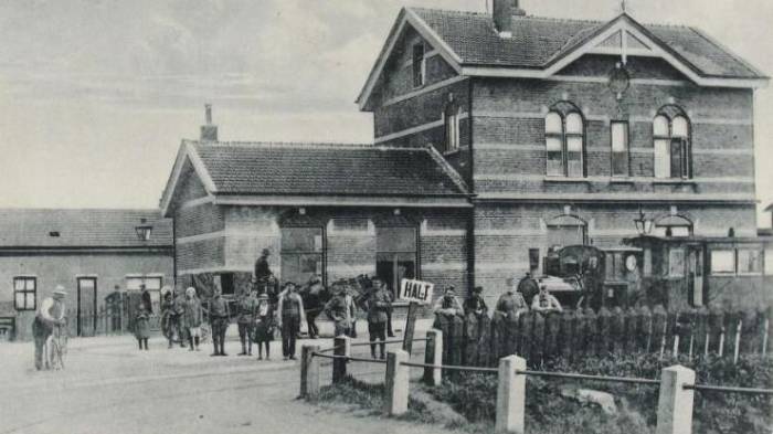 Het inmiddels verdwenen station Vlake, met de halte voor de stoomtram.