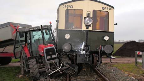 Stoomtrein botst met trekker bij Kwadendamme