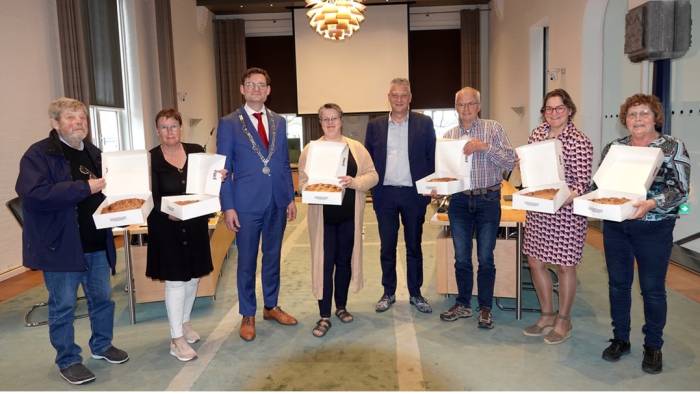 De zes inwoners met burgemeester Jansen op de Haar en raadslid Hage.