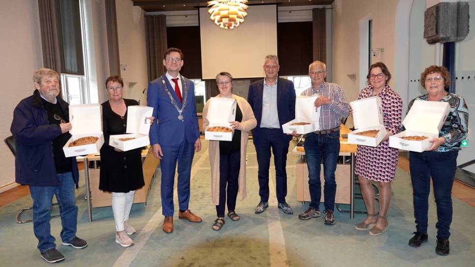 De zes inwoners met burgemeester Jansen op de Haar en raadslid Hage.