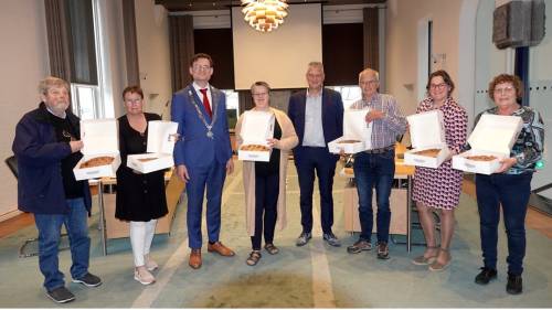 De zes inwoners met burgemeester Jansen op de Haar en raadslid Hage.
