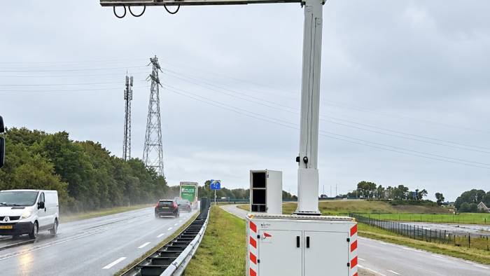 Focusflitser controleert automobilisten op telefoongebruik Noord-Beveland