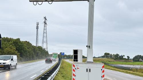 Focusflitser controleert automobilisten op telefoongebruik Noord-Beveland