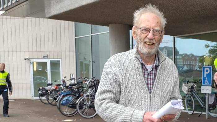 Teunis van Nes bij de ingang van het Stadskantoor in Goes.