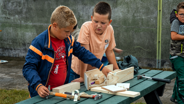 Kinderen maken een bootje, na het verhaal van Noach.