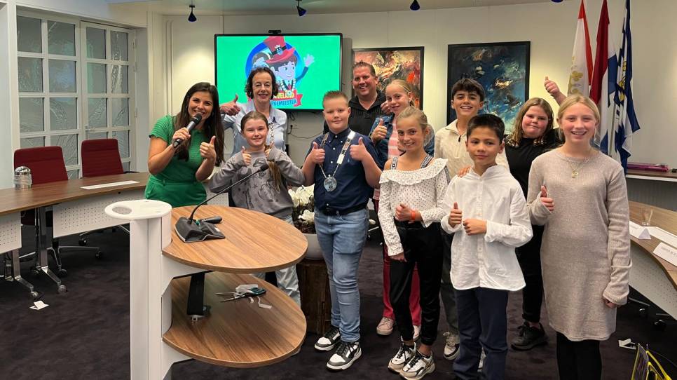 Valentijn, met ambtsketen, samen met de overige kandidaten op de foto met burgemeester Loes Meeuwisse en huidig kinderburgemeester Noor Goossens. Ook Jongerenraadslid en ex kinderburgemeester Noa Bergman is erbij. Begeleider vanuit de gemeenteraad  is Johan Sandee