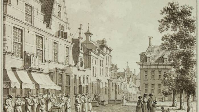 De Grote Markt in Goes, omstreeks 1800. Het herenhuis rechts op de hoek Lombardstraat (deels verscholen achter de bomenrij) is de dokterspraktijk van Van Renterghem.