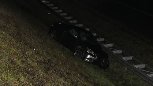 Auto belandt achter vangrail op Westerscheldetunnelweg (N62) bij Borssele
