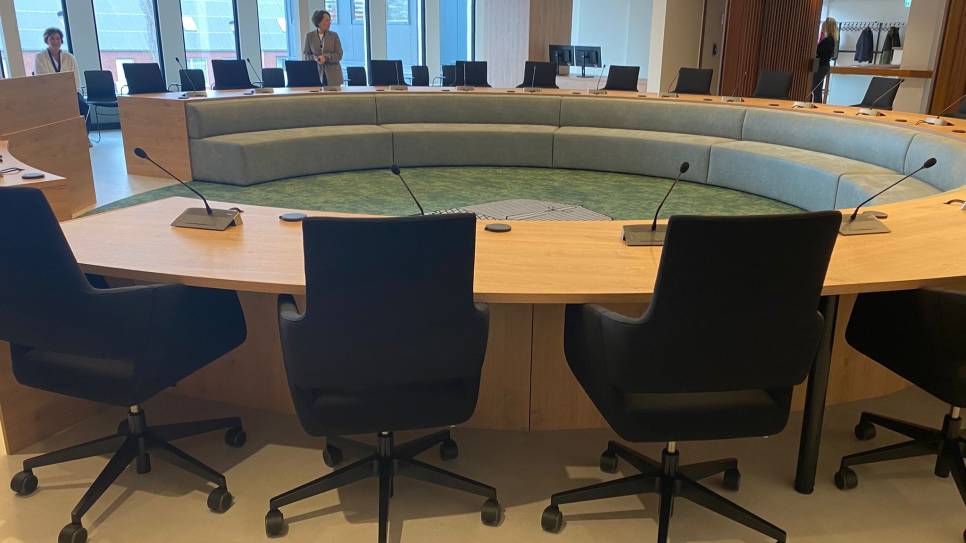 De nieuwe, ronde vergadertafel van de Reimerswaalse raad.