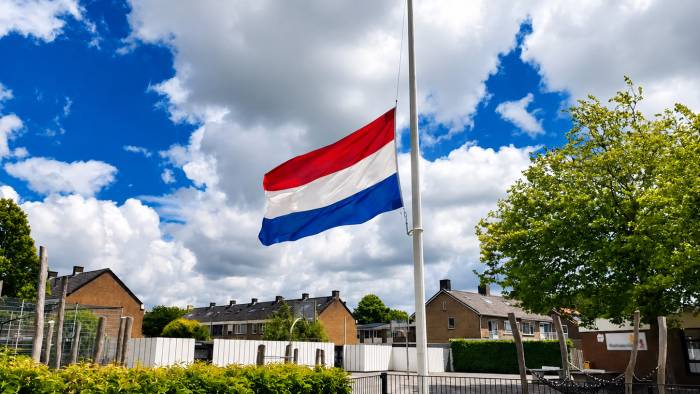 De vlag hangt halfstok bij de Koelmanschool in Goes