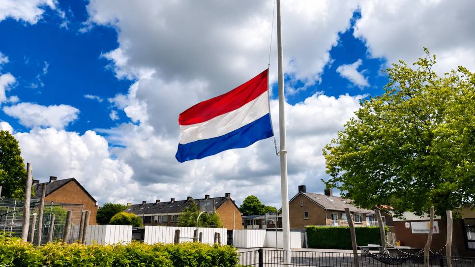 De vlag hangt halfstok bij de Koelmanschool in Goes