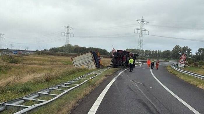 Verkeershinder door gekantelde vrachtwagen A4 Hoogerheide