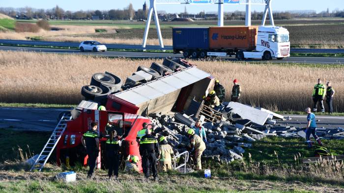 Verkeer stilgelegd na gekantelde vrachtwagen bij knooppunt De Poel