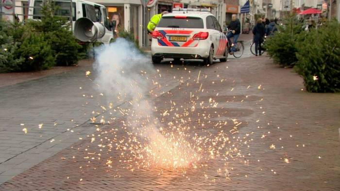 Vuurwerk op de straat tijdens de feestdagen.