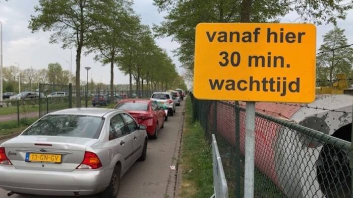 Wachtrij bij de milieustraat aan het Geldeloozepad