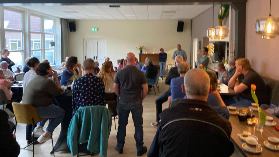 Dorpsbewoners van Schore luisteren naar de uitleg van Gemeentebelang-raadslid Jordy van Leeuwen.