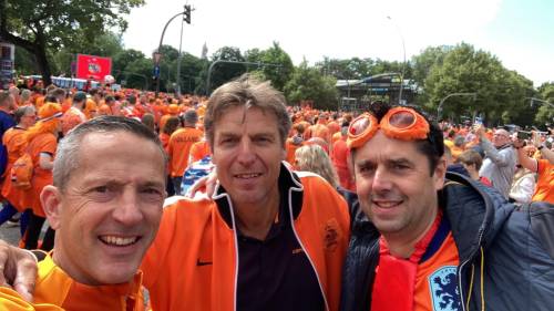 Jon Herselman (foto links) met vrienden bij de Oranjesupporters in Hamburg.