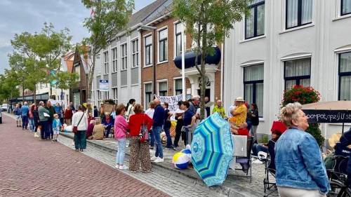 Zo'n vijftig demonstranten protesteren bij het gemeentehuis, tegen de uitbreiding van Roompot Kamperland.