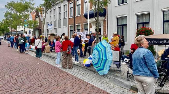 Zo'n vijftig demonstranten protesteren bij het gemeentehuis, tegen de uitbreiding van Roompot Kamperland.