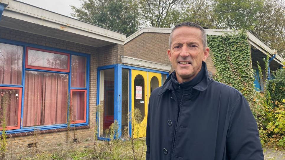 Wethouder Jon Herselman bij het vroegere schoolgebouw van 't Honk: 'Nog vóór de kerst tegen de vlakte'