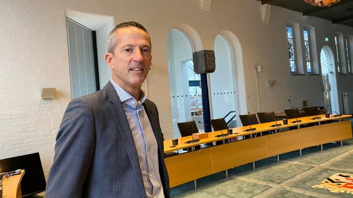 Wethouder Jon Herselman, in de raadszaal van Kapelle.