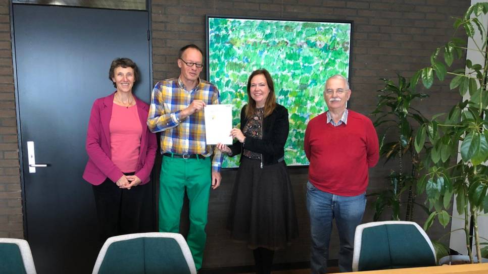 Egbert Lobee overhandigt de petitie aan de Brabantse gedeputeerde Saskia Boelema