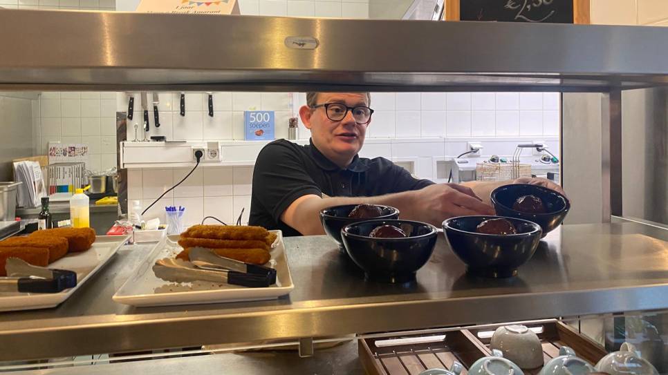 De hybride Zeeuwse algen-gehaktbal in saus staat vanaf nu op het menu bij de gemeente Bergen op Zoom.