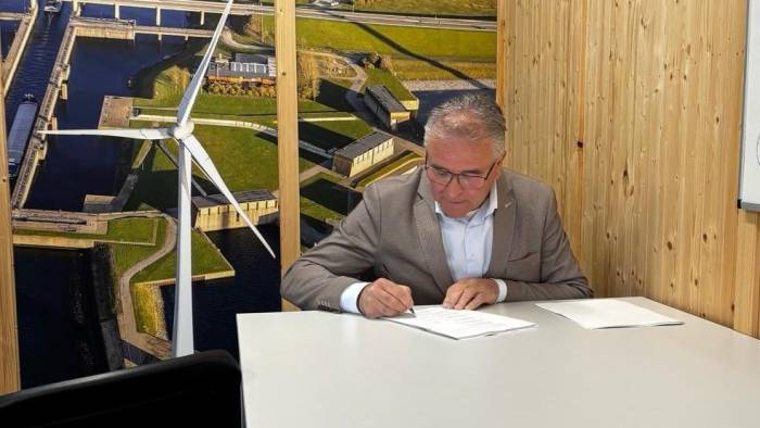 Waterschapsbestuurder Wim van Gorsel ondertekent het akkoord.