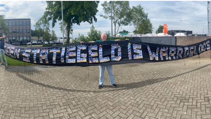 André Alting (midden) met het actiespandoek.