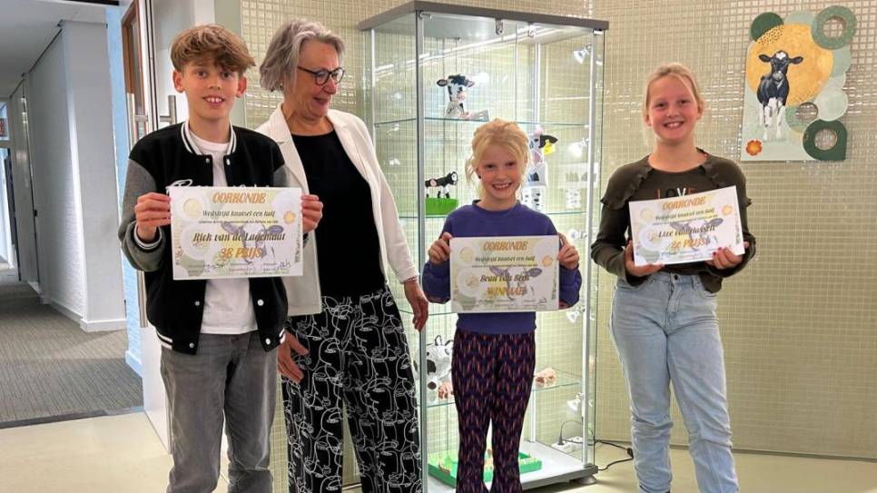 Beau van Beek, Lize van Hasselt en Rick van de Lagemaat kregen hun prijs uitgereikt door wethouder Marga van de Plasse.