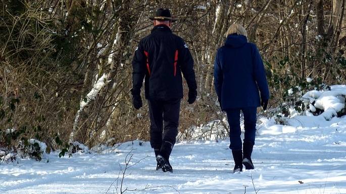 Wandelaars in de sneeuw.
