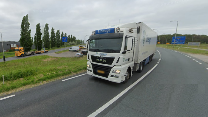 De huidige zanddijk is té smal voor het zware vrachtverkeer en gaat op de schop.