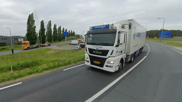 De huidige zanddijk is té smal voor het zware vrachtverkeer en gaat op de schop.