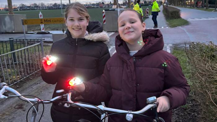 Isa en Diana met hun fietslampjes.