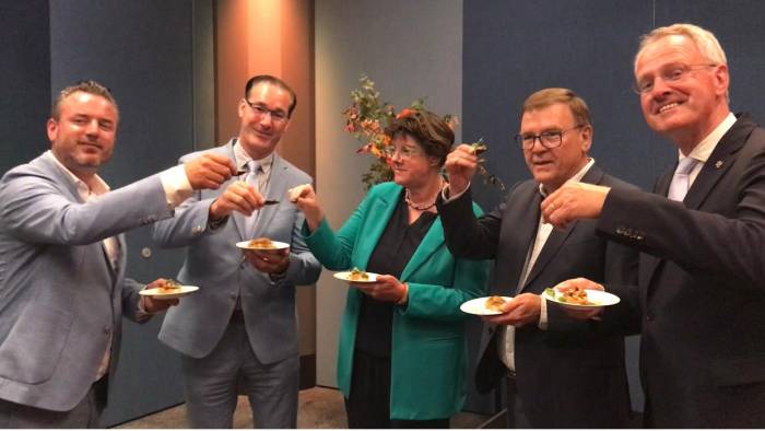 Op de foto (vlnr): Eerste Kamerlid Robbert Lievense (BBB); Tweede Kamerleden Patrick van der Hoeff (PVV) en Jacqueline van den Hill (VVD); Edie Engels (mosselsector) en Commissaris van de Koning Han Polman.