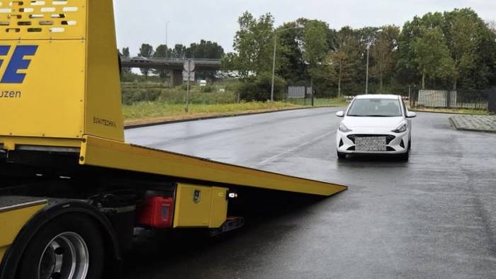 De wagen wordt afgesleept.